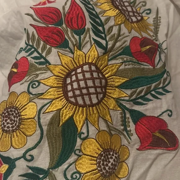 Beautiful embroidered Mexican dress with flowers - Picture 8 of 8